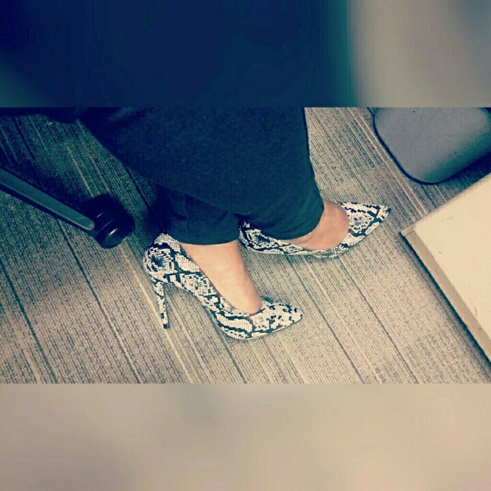 Snakeskin Pointed Toe Heels (Size 10)